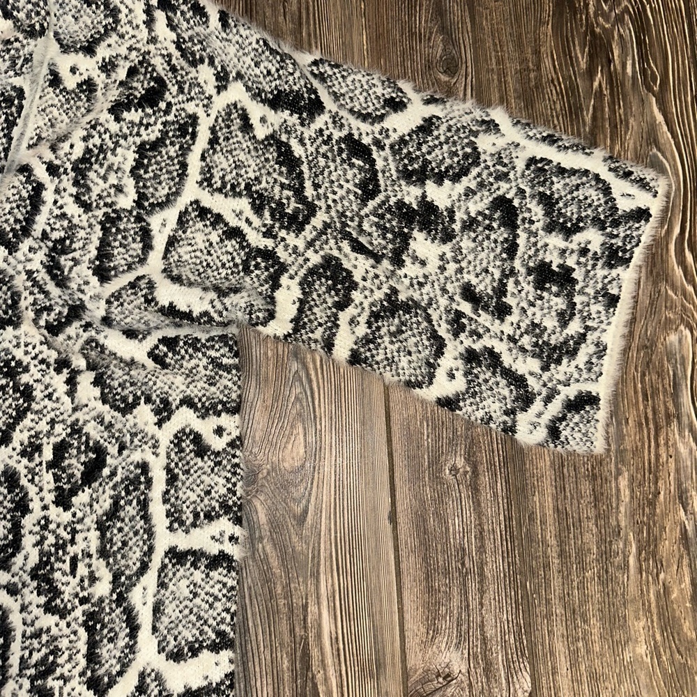 Anthropologie Akemi + Kin Sigrid Fuzzy Snake Skin Kimono Gray White Cardigan - Picture 8 of 11